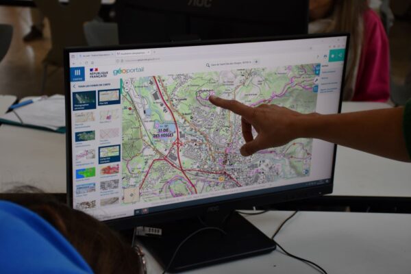 a-la-croisee-des-cartes-numeriques-et-papier