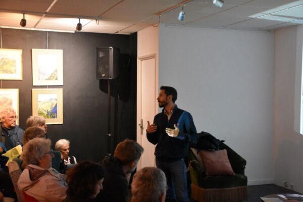 un-geographe-aquarelliste-dans-les-alpes